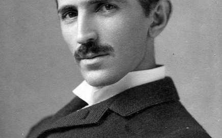 Nikola Tesla, jedan od najvećih naučnika svih vremena takodje je sa naših prostora. Mnoge gradske znamenitosti posvećene su baš njemu I njegovom stvaralaštvu. Beogradski aerodrom  nosi njegovo ime, Aerodrom Nikola Tesla. U Beogradu možete posetiti i muzej Nikole Tesle.